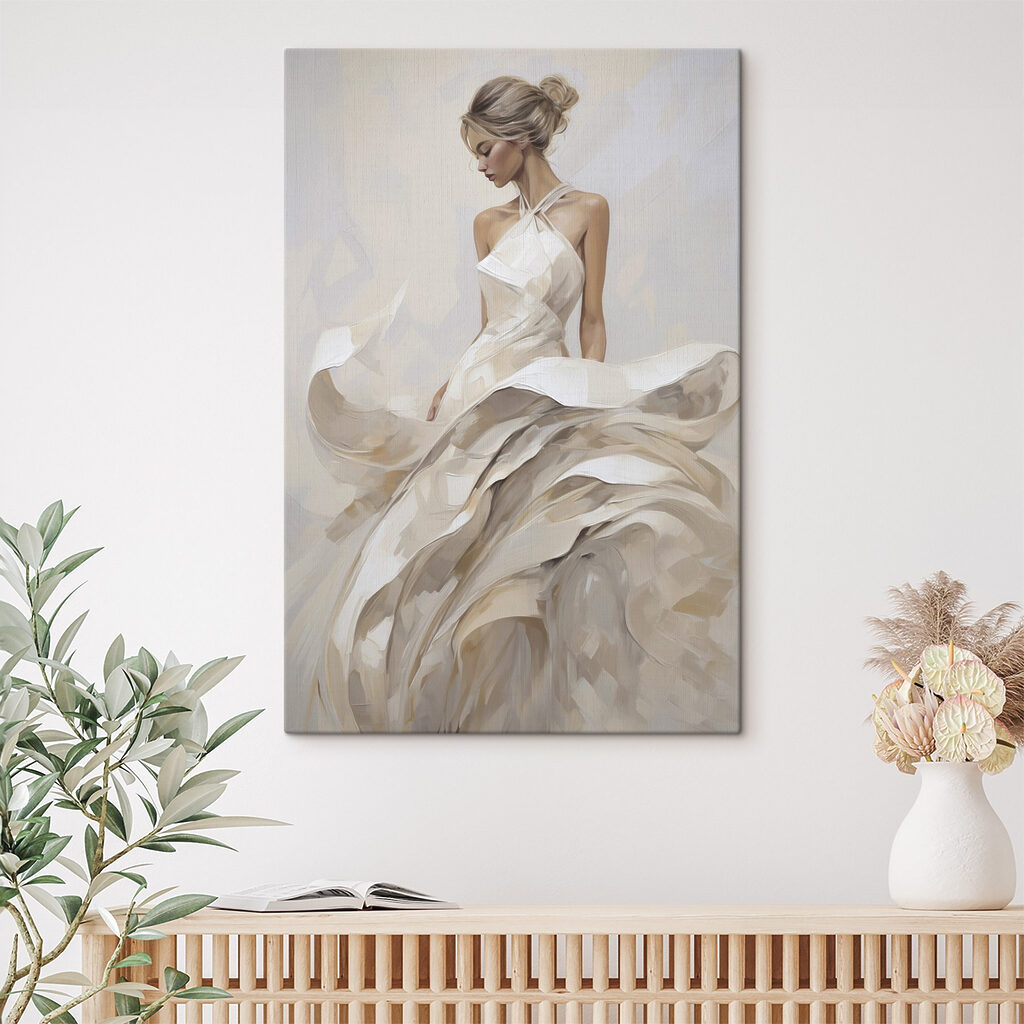 Femme en robe évasée — intérieur 1