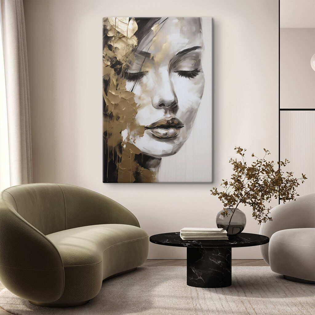 Yeux clos, éclats d’or dans un intérieur