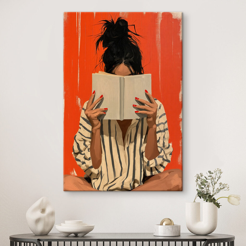Lectrice sur fond orange dans un intérieur