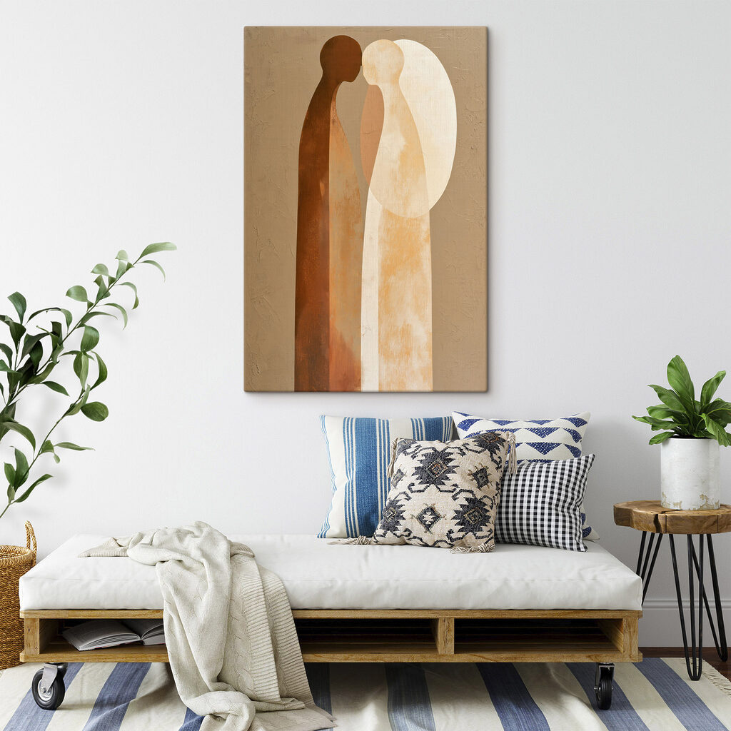 Silhouettes qui se touchent dans un intérieur