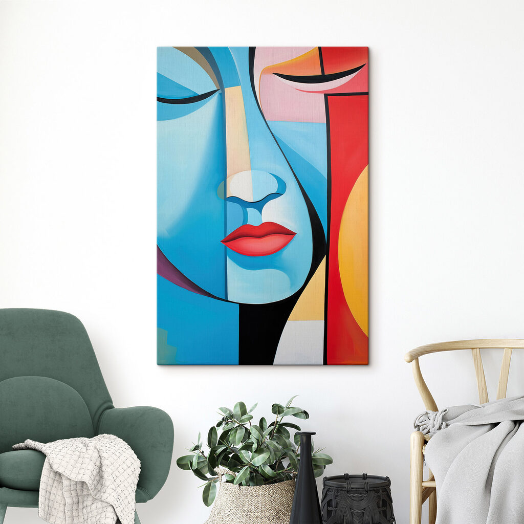 Visage bleu, lèvres rouges dans un intérieur
