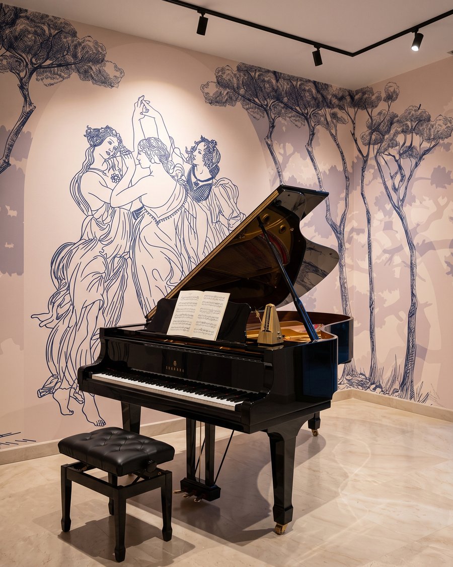 Danse sous les cimes dans un intérieur