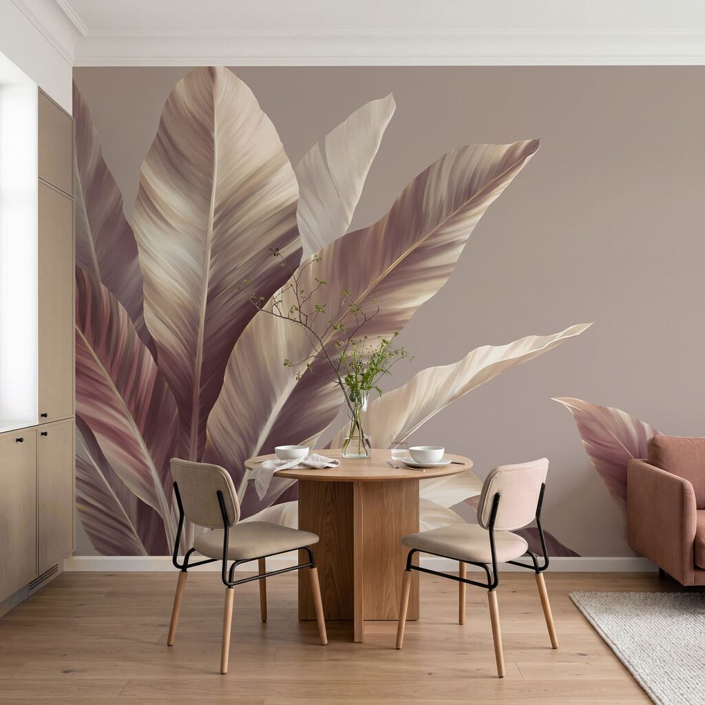 Larges feuilles en aplats dans un intérieur
