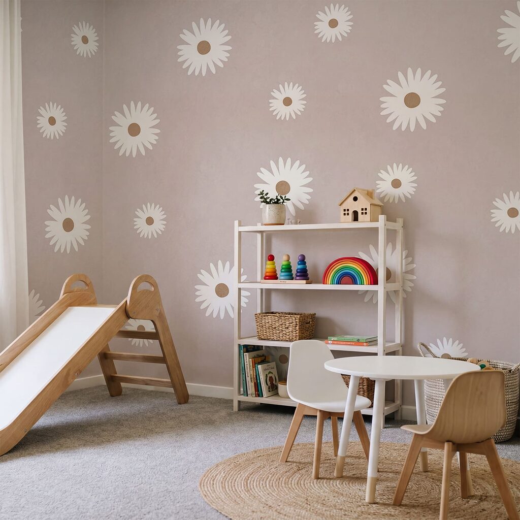 Fleurettes sur fond coloré dans un intérieur