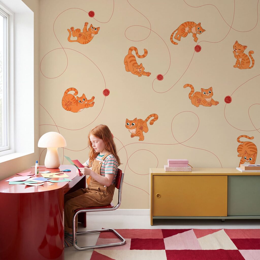 Chatons et pelotes rouges dans un intérieur