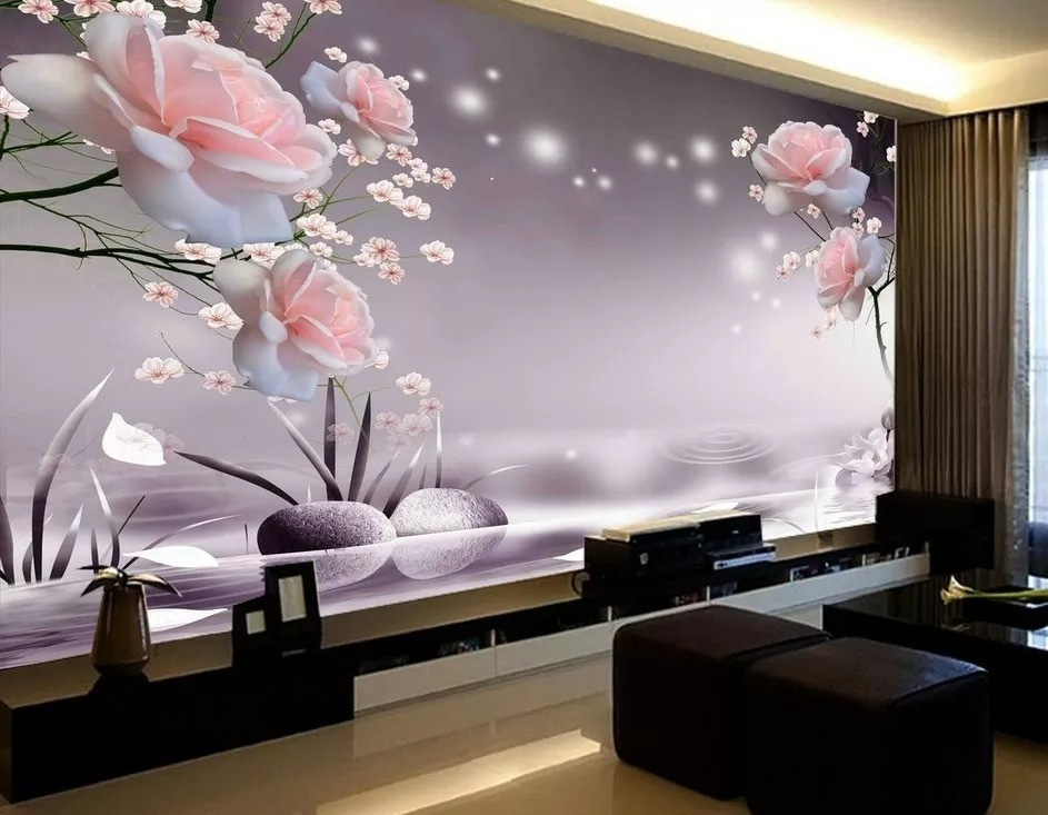 Fleurs roses sur l’eau dans un intérieur