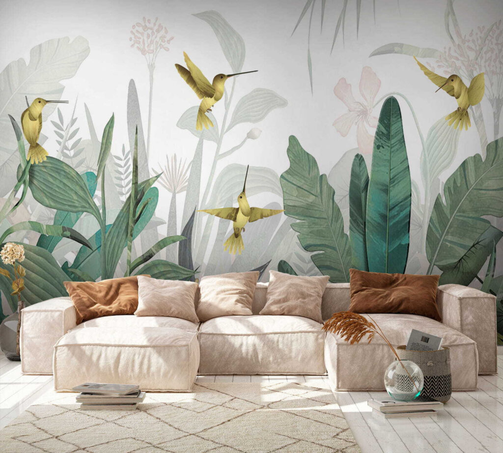 Floraison entre hautes feuilles dans un intérieur