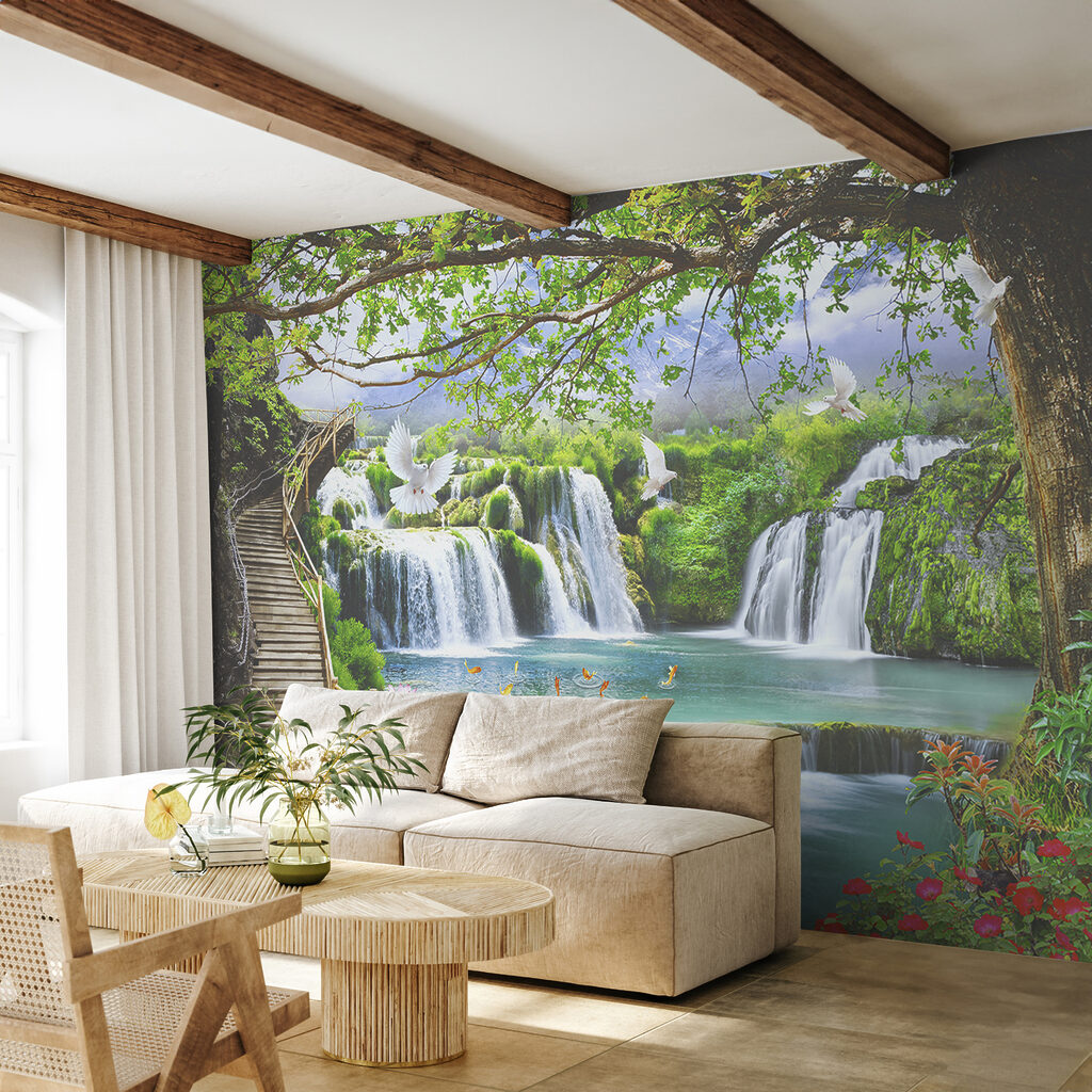 Cascades sous la verdure dans un intérieur