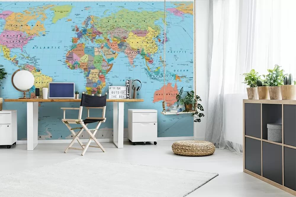 Planisphère aux couleurs vives dans un intérieur