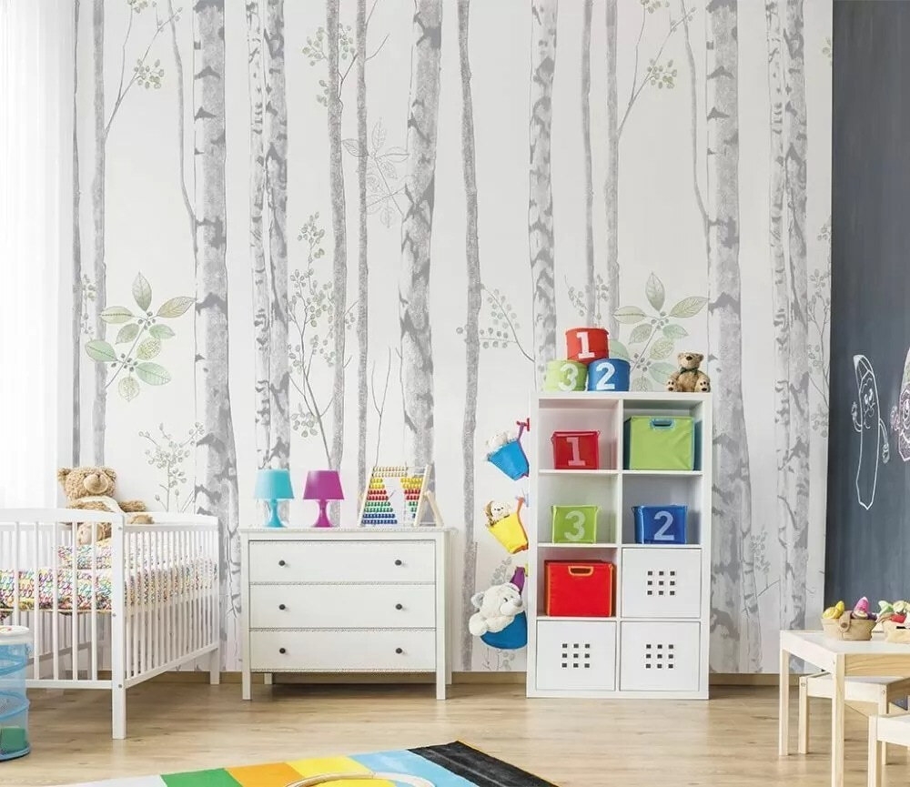 Arbres délicats sur blanc dans un intérieur
