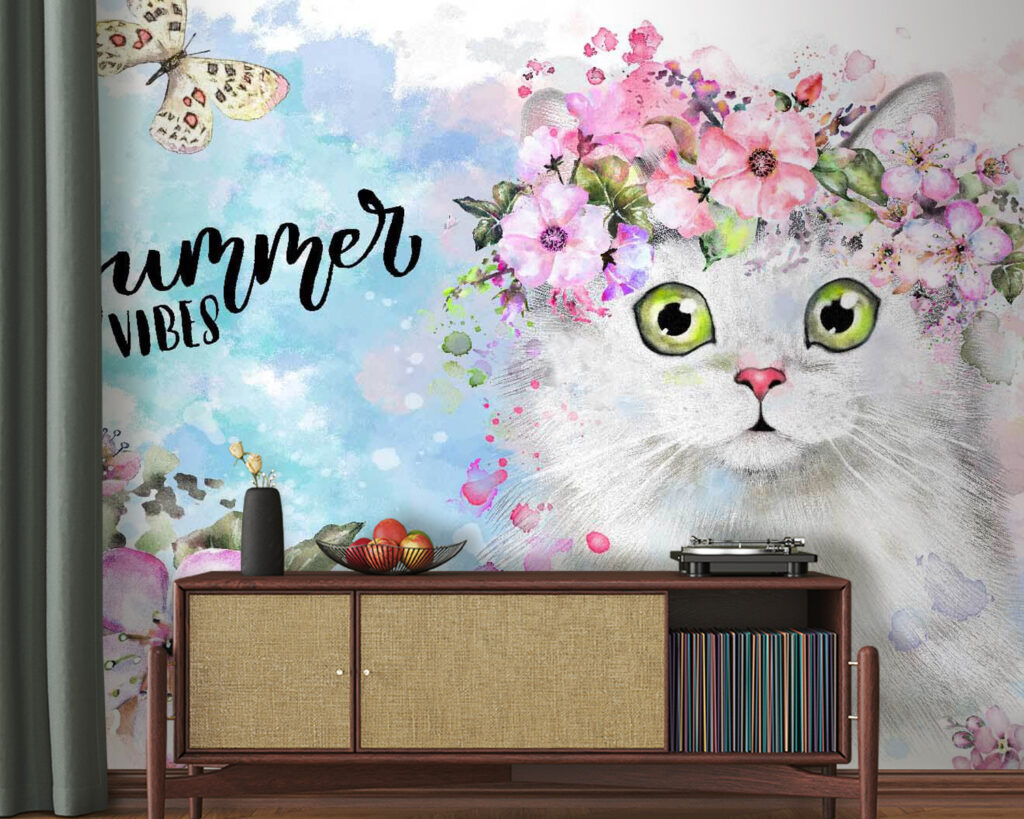 Chat couronné de fleurs dans un intérieur