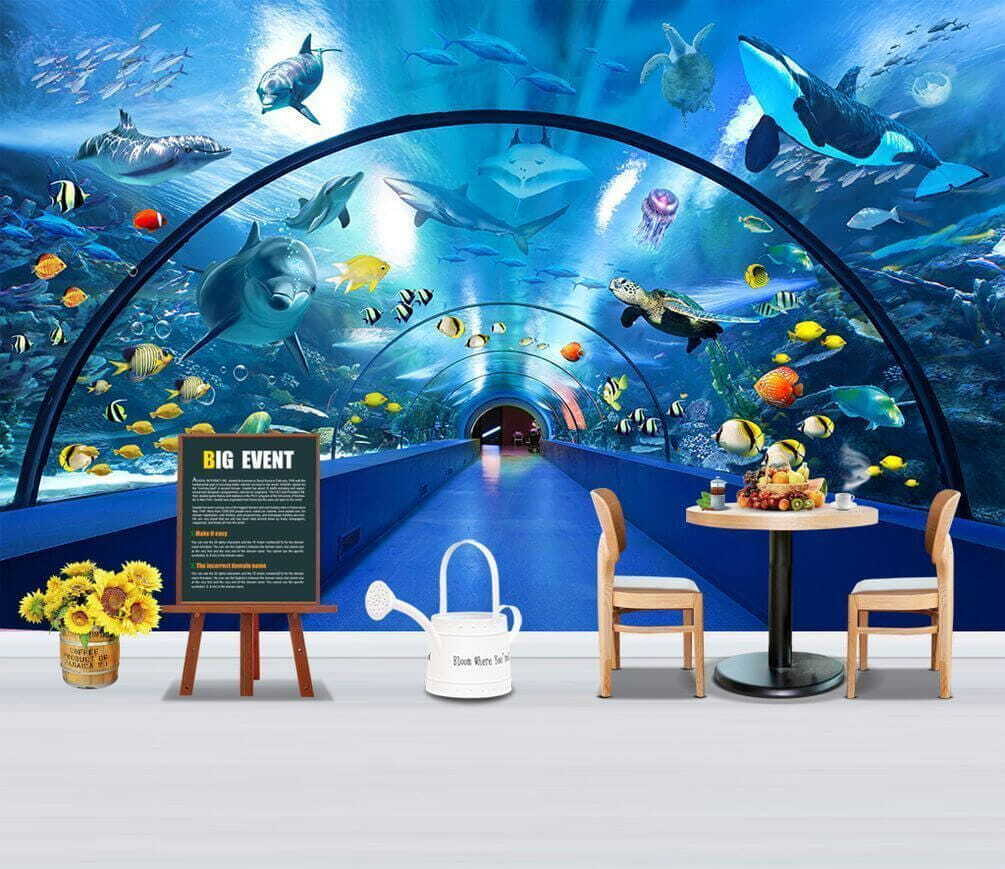 Parmi les poissons dans un intérieur