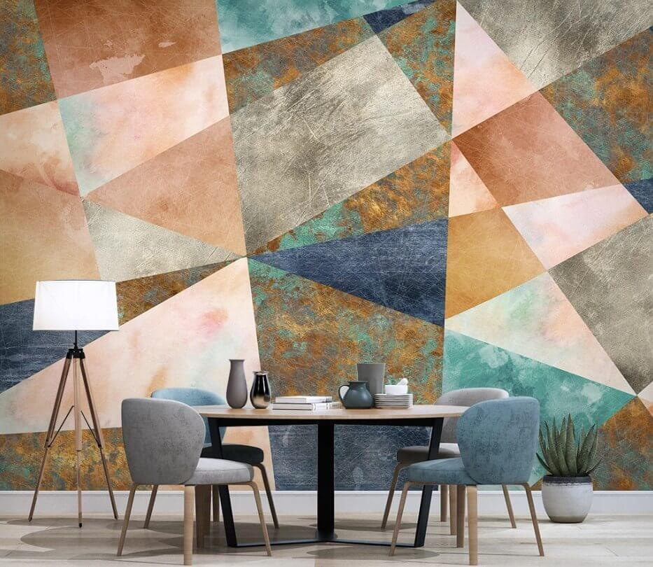 Triangles aux couleurs patinées dans un intérieur