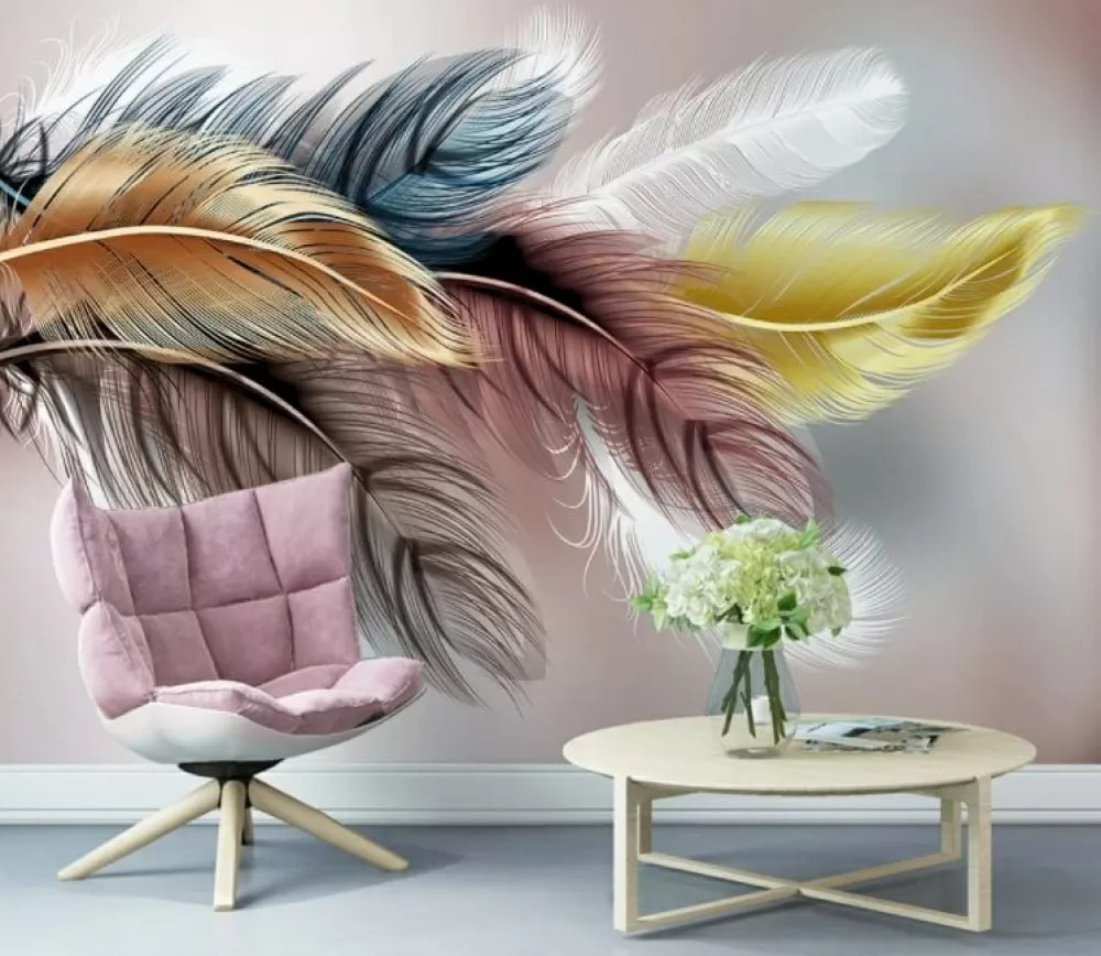Plumes colorées sur rose dans un intérieur