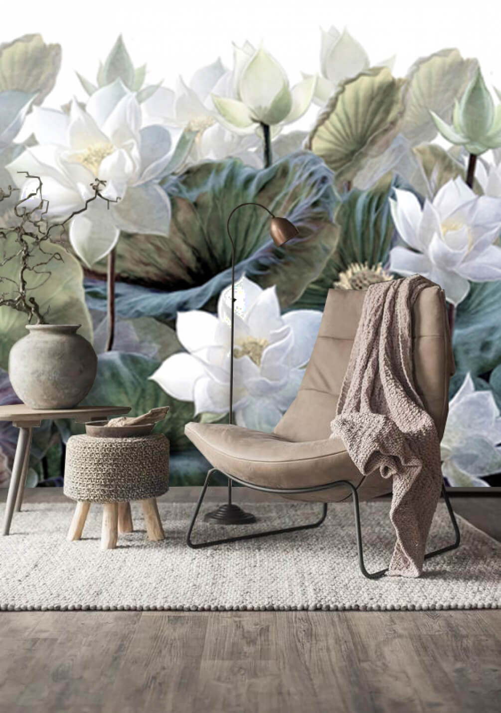 Lotus blanc et feuillage dans un intérieur