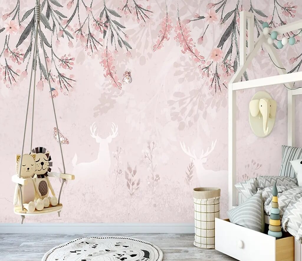 Feuillage sur rose tendre dans un intérieur