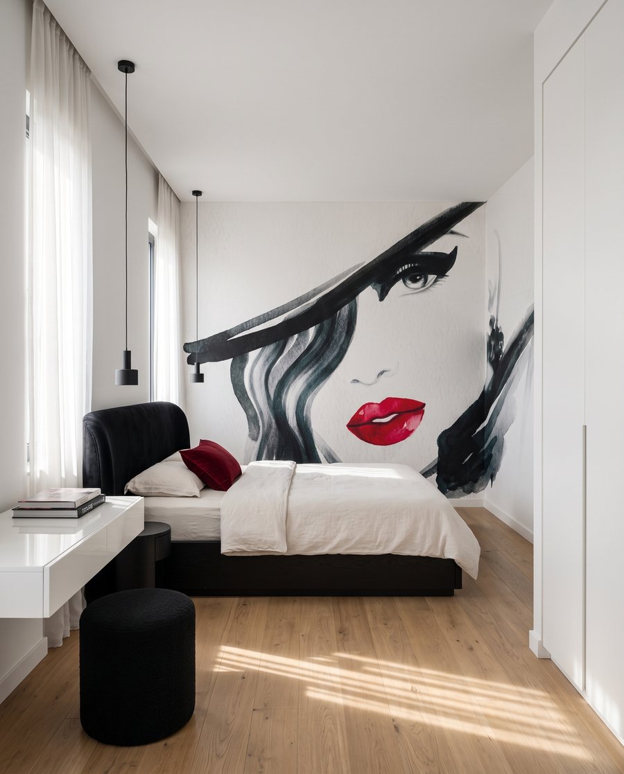 Regard sous le chapeau dans un intérieur