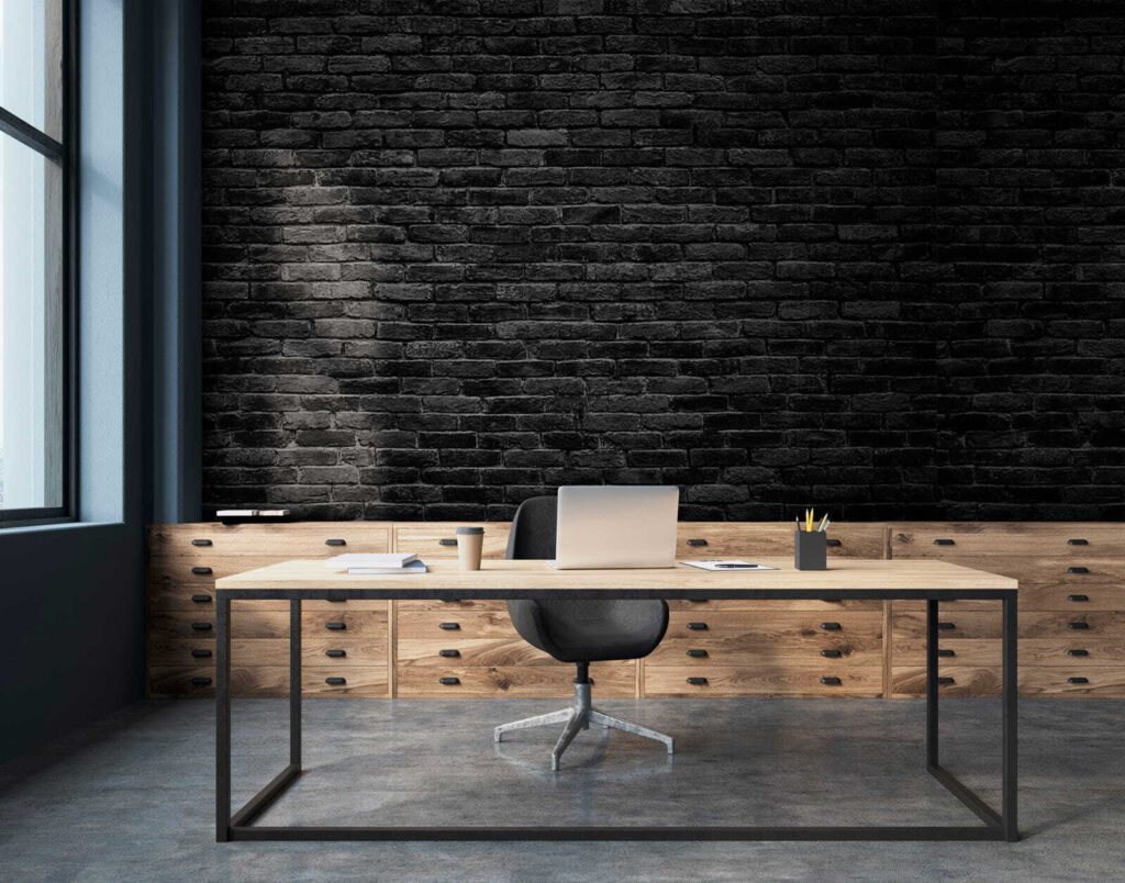 Mur de briques noires dans un intérieur