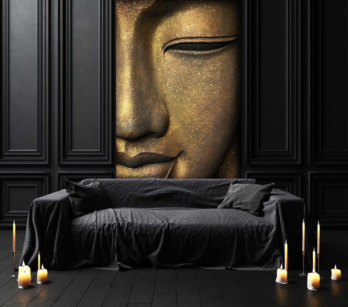 Yeux clos dans l’or dans un intérieur