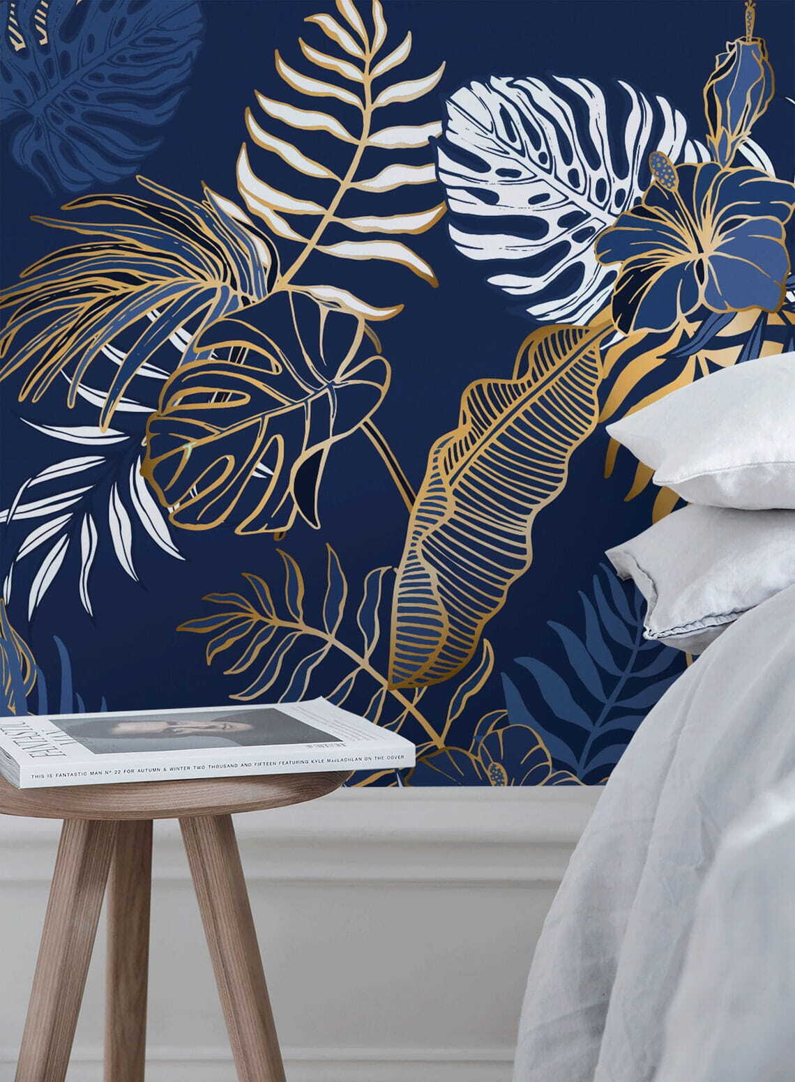 Rameaux sur bleu roi dans un intérieur