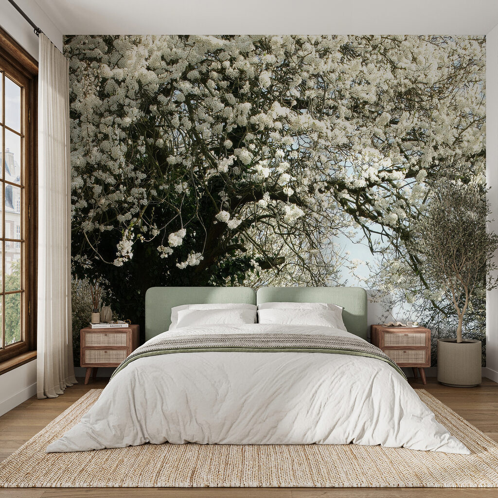 Chemin fleuri de blanc dans un intérieur