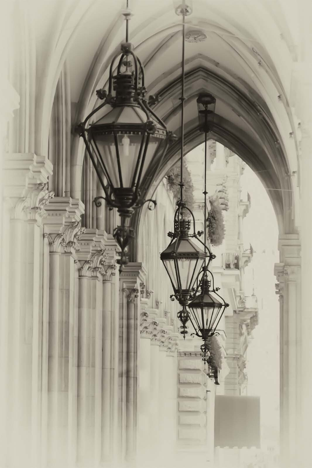 Lanternes sous les arcades — motif complet