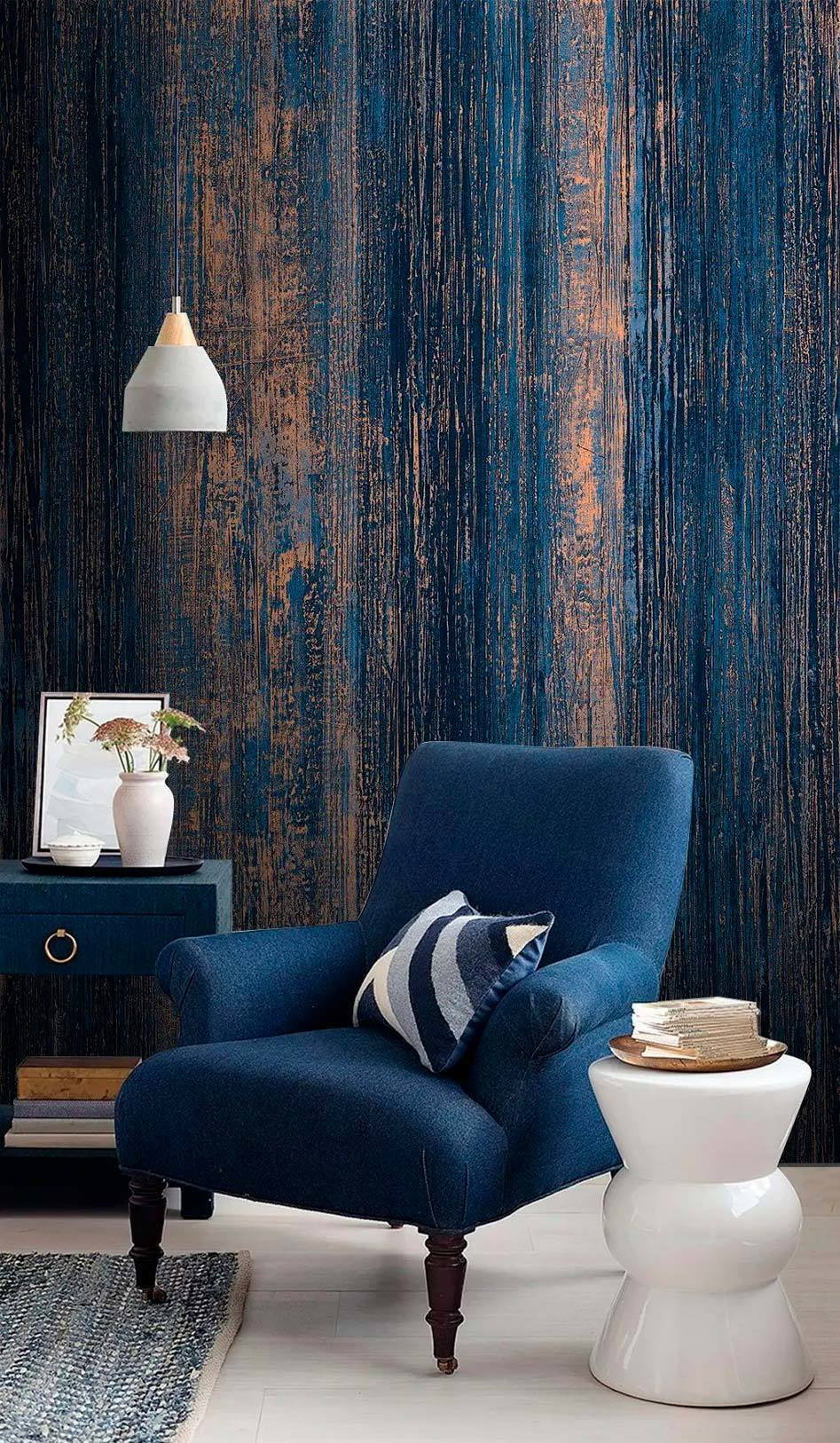 Bleu strié de rouille dans un intérieur