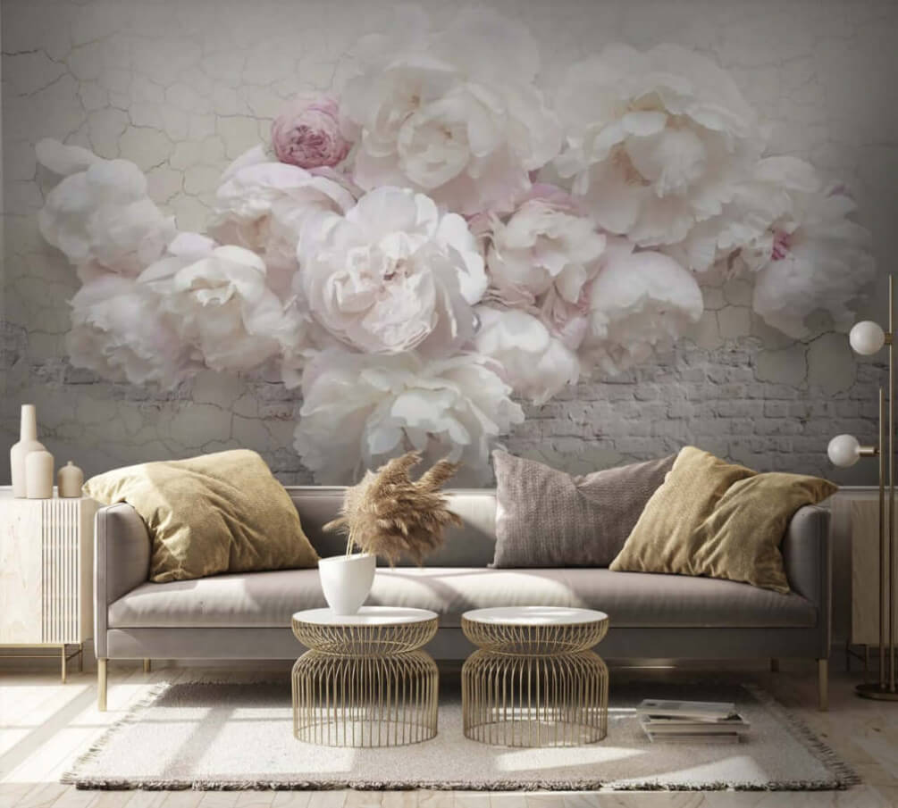 Roses sur blanc craquelé dans un intérieur