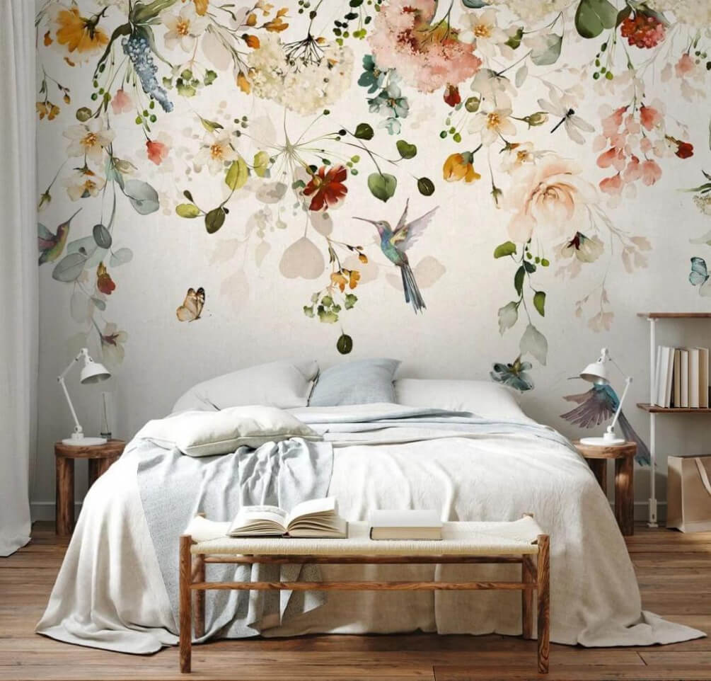 Frise fleurie aux oiseaux dans un intérieur