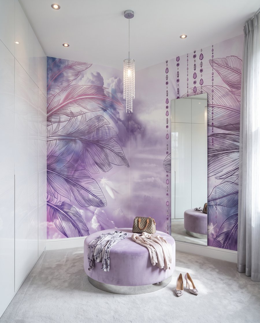 Balançoire violette et plumes dans un intérieur