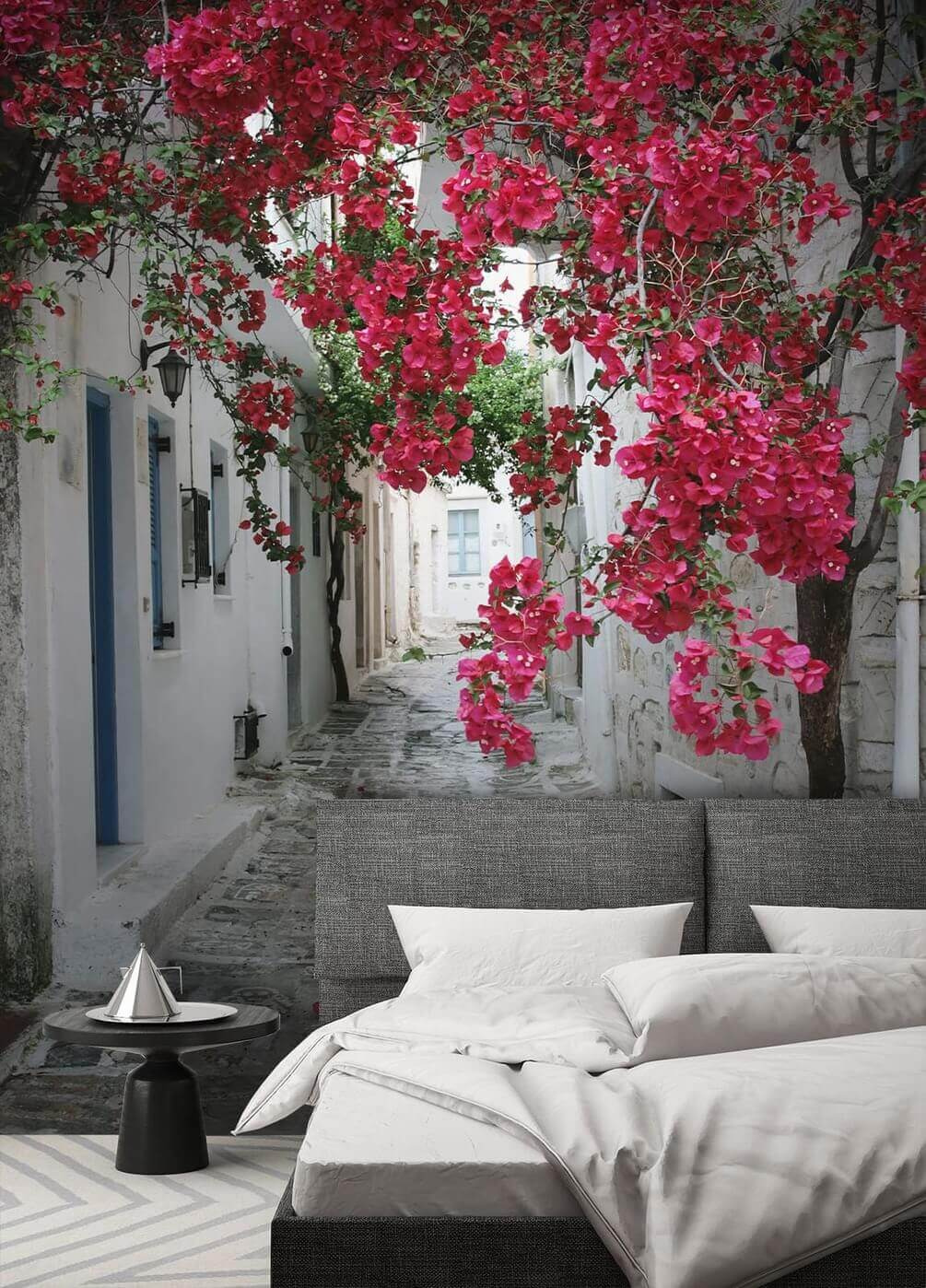 Ruelle aux fleurs rouges dans un intérieur