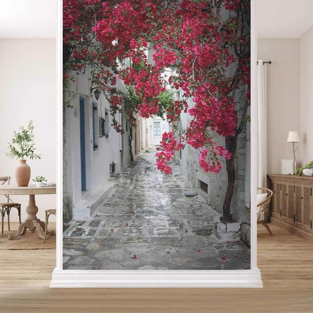 Ruelle aux fleurs rouges dans un intérieur