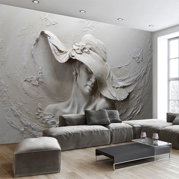 Femme au chapeau ondulé dans un intérieur
