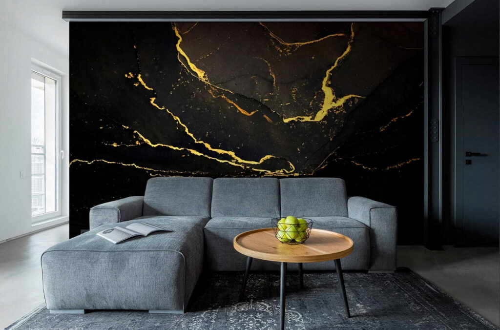 Fêlures d’or sur noir dans un intérieur