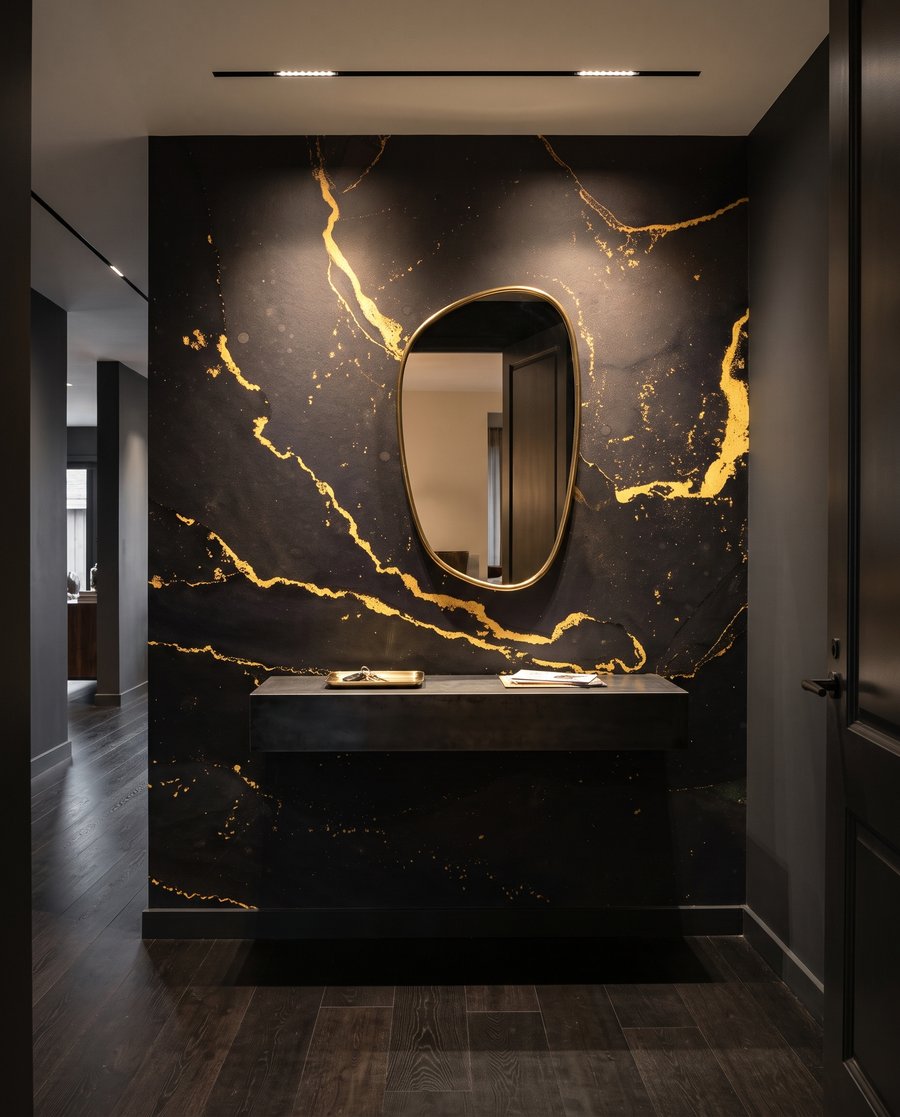 Fêlures d’or sur noir dans un intérieur