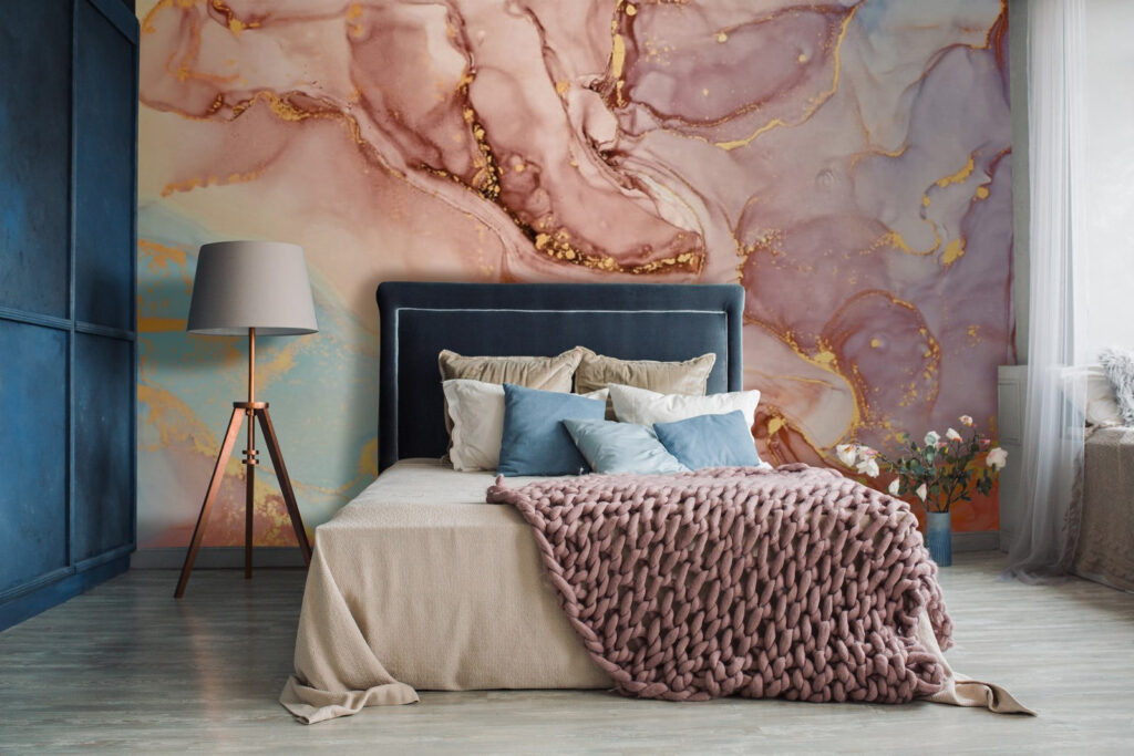 Aplats aux pastels chauds dans un intérieur
