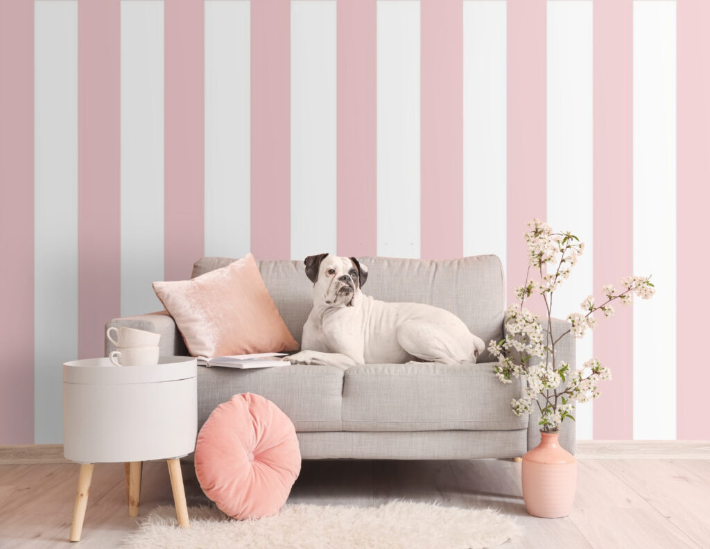 Rayures roses sur crème dans un intérieur