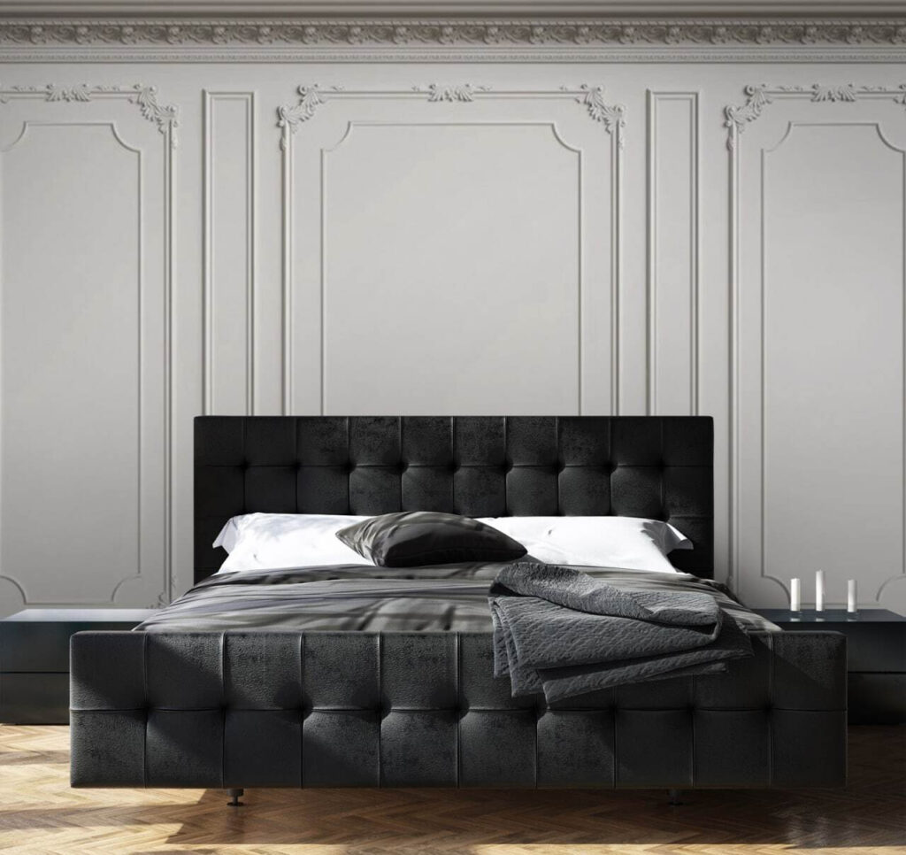 Mur paisible à moulures dans un intérieur