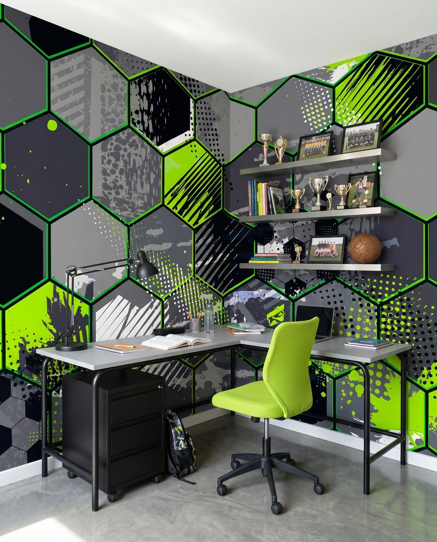 Ballon et hexagones verts dans un intérieur