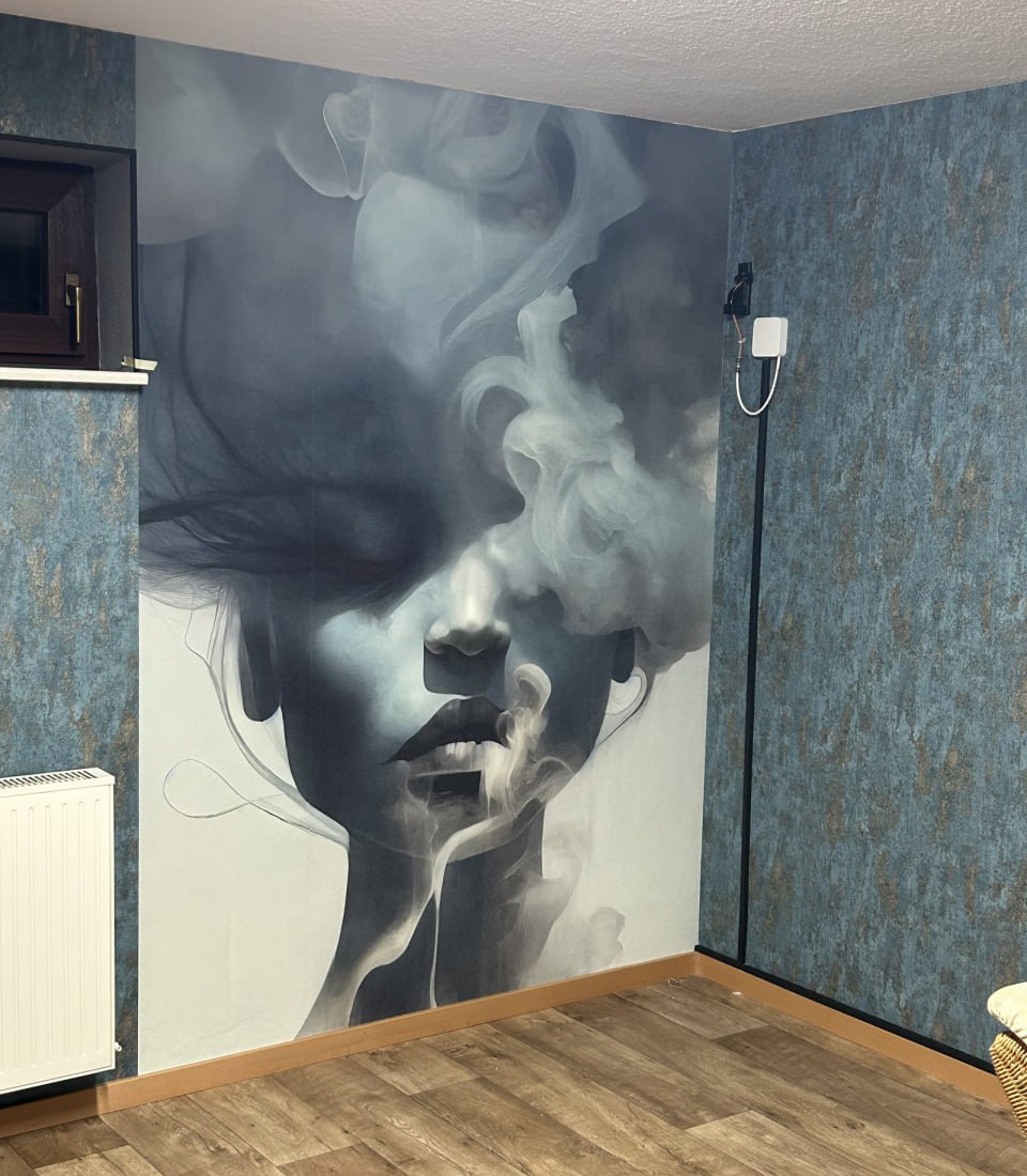 Visage voilé de bleu dans un intérieur
