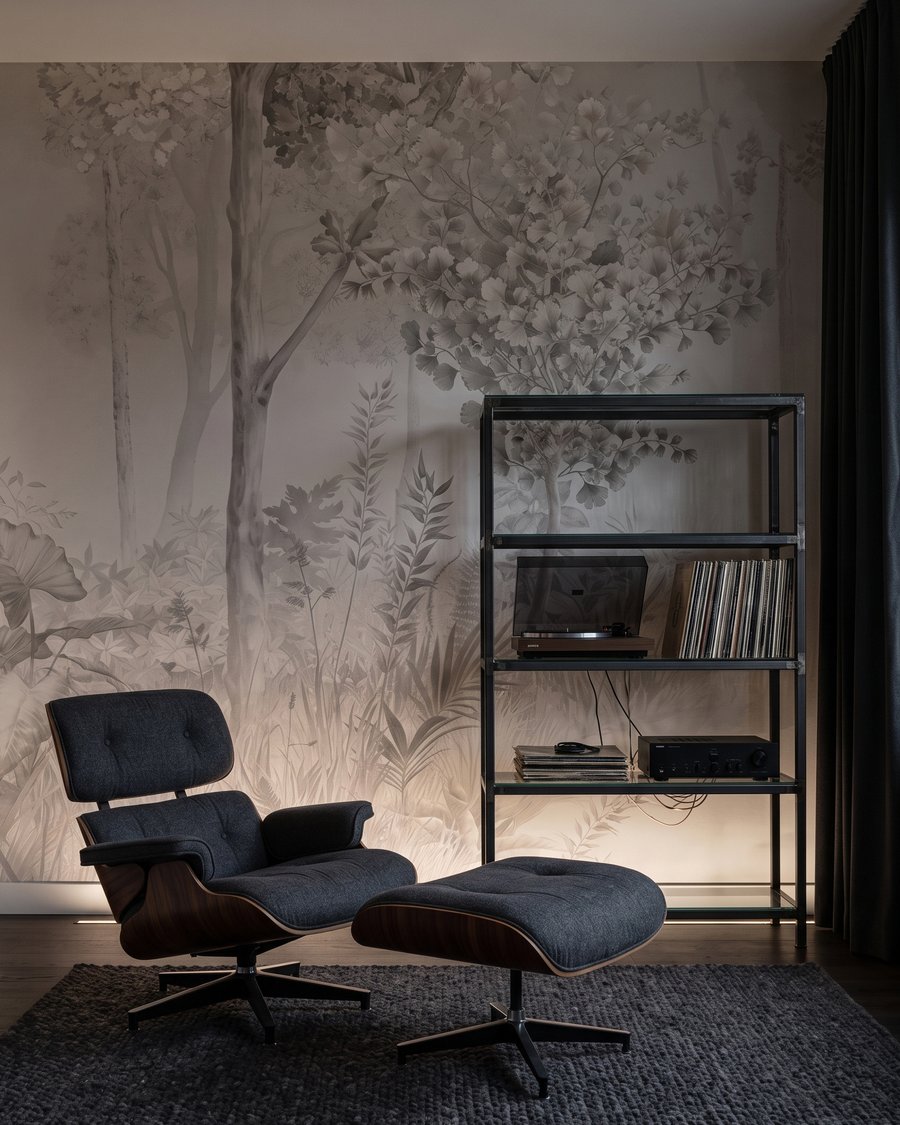 Sous les grands arbres dans un intérieur