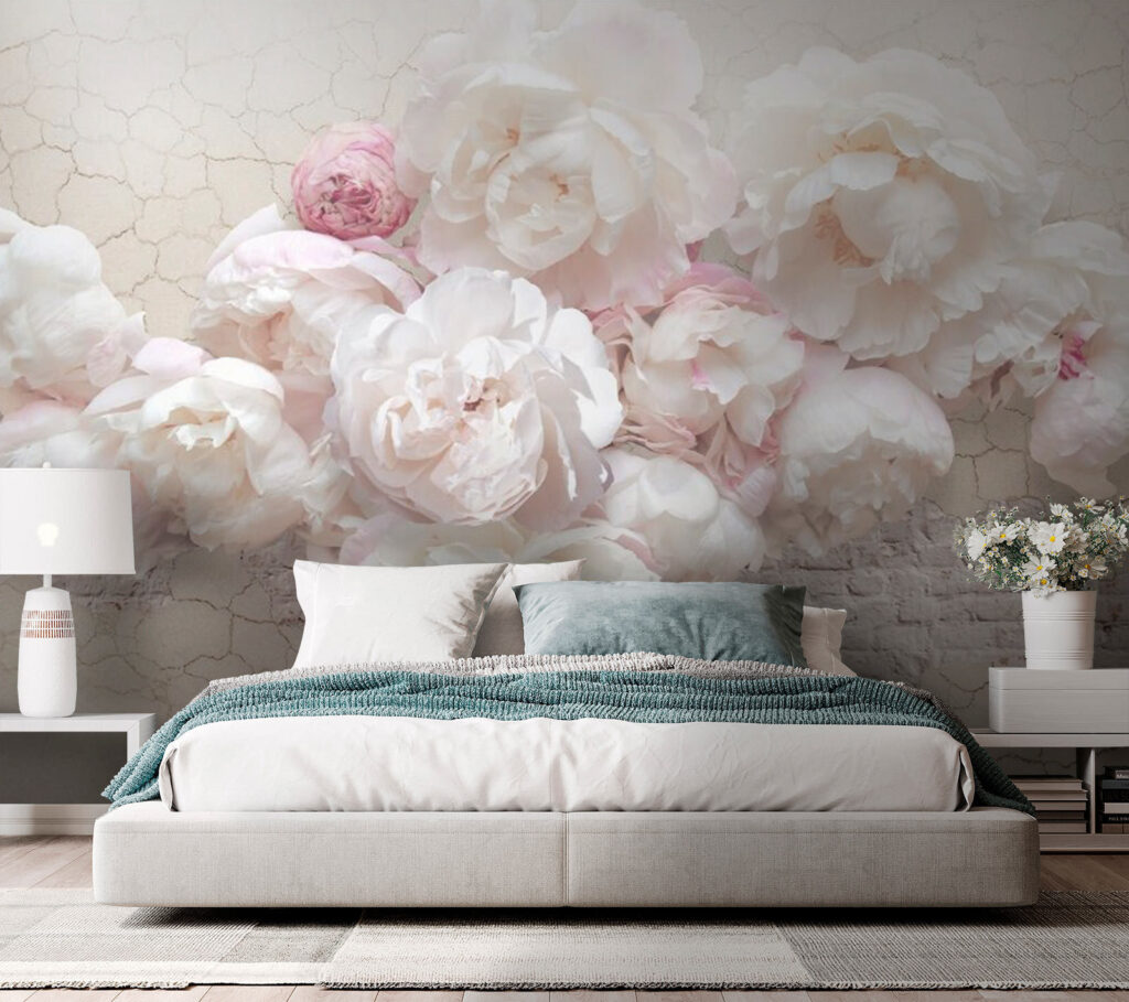 Roses sur blanc craquelé dans un intérieur