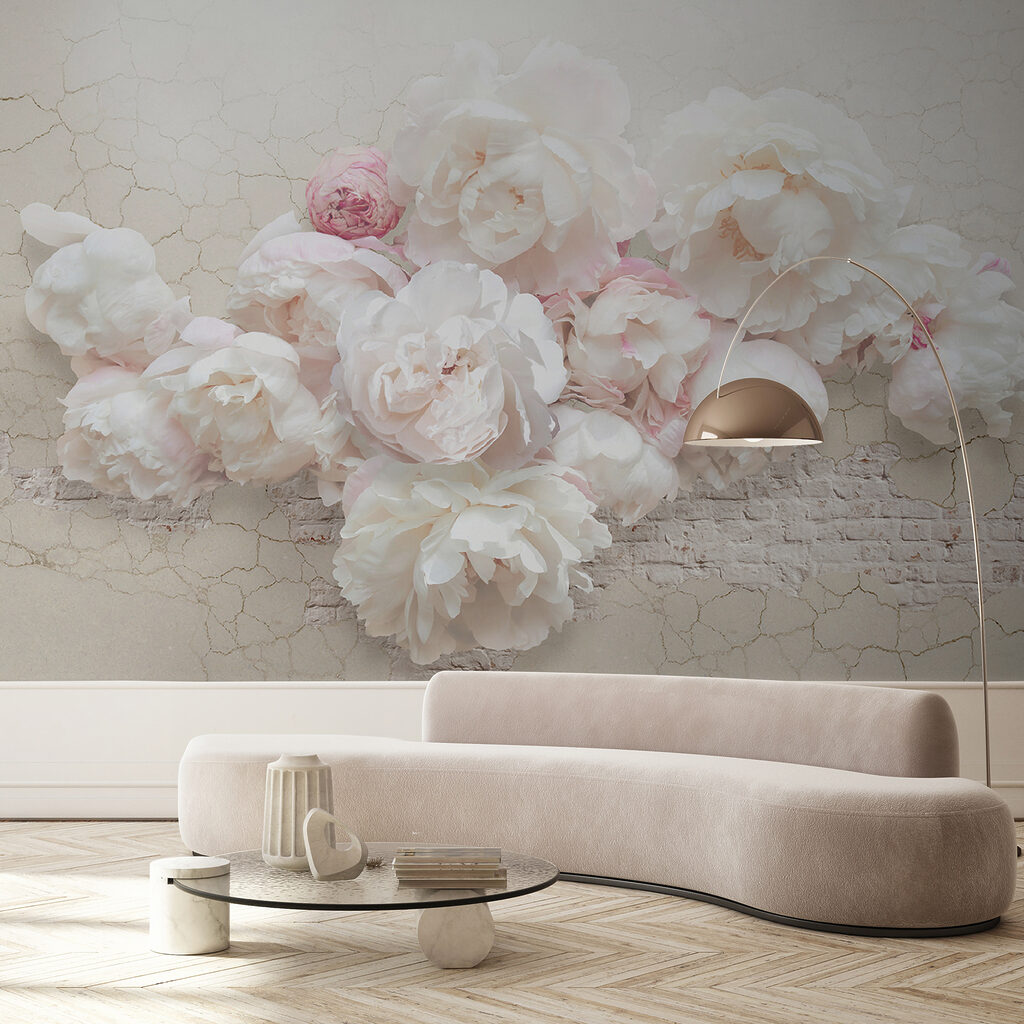 Roses sur blanc craquelé dans un intérieur