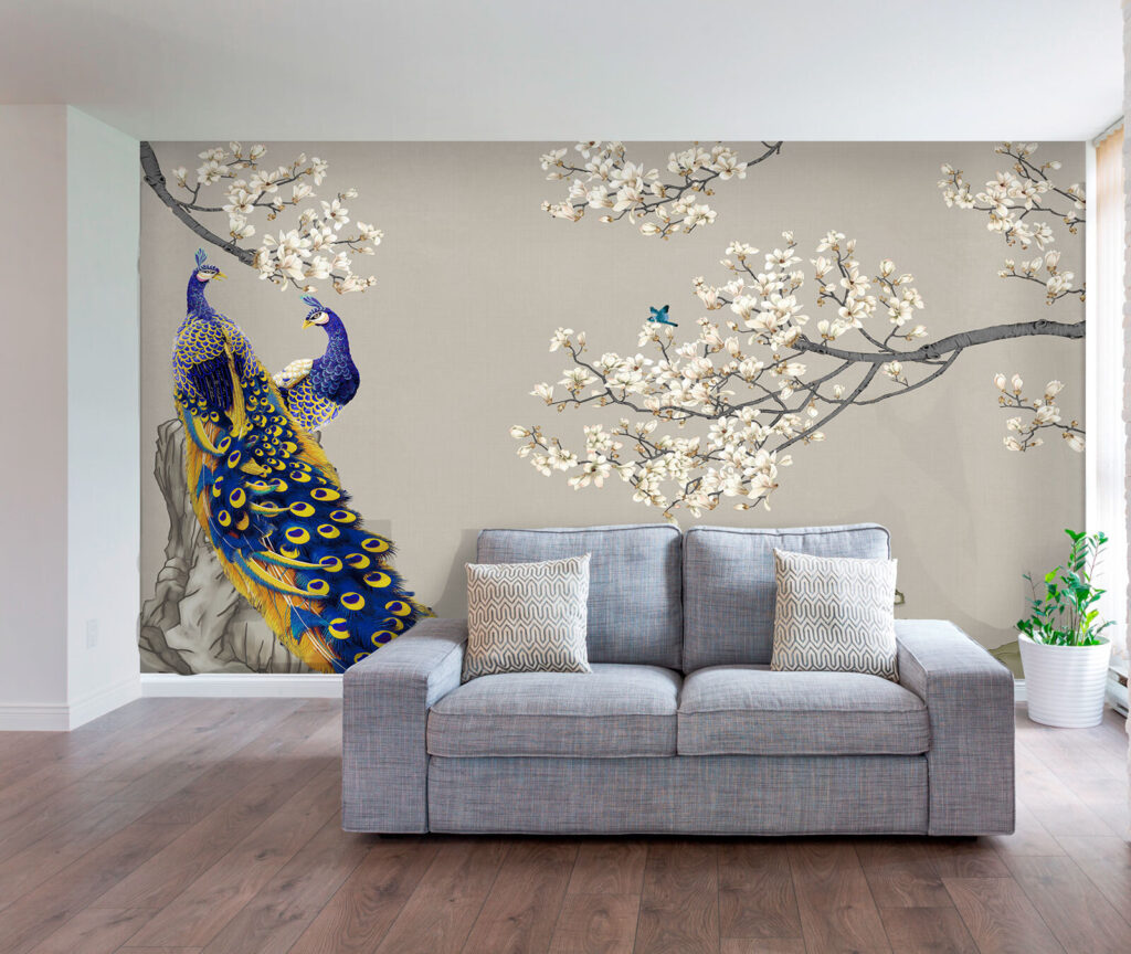 Paon et floraison printanière dans un intérieur