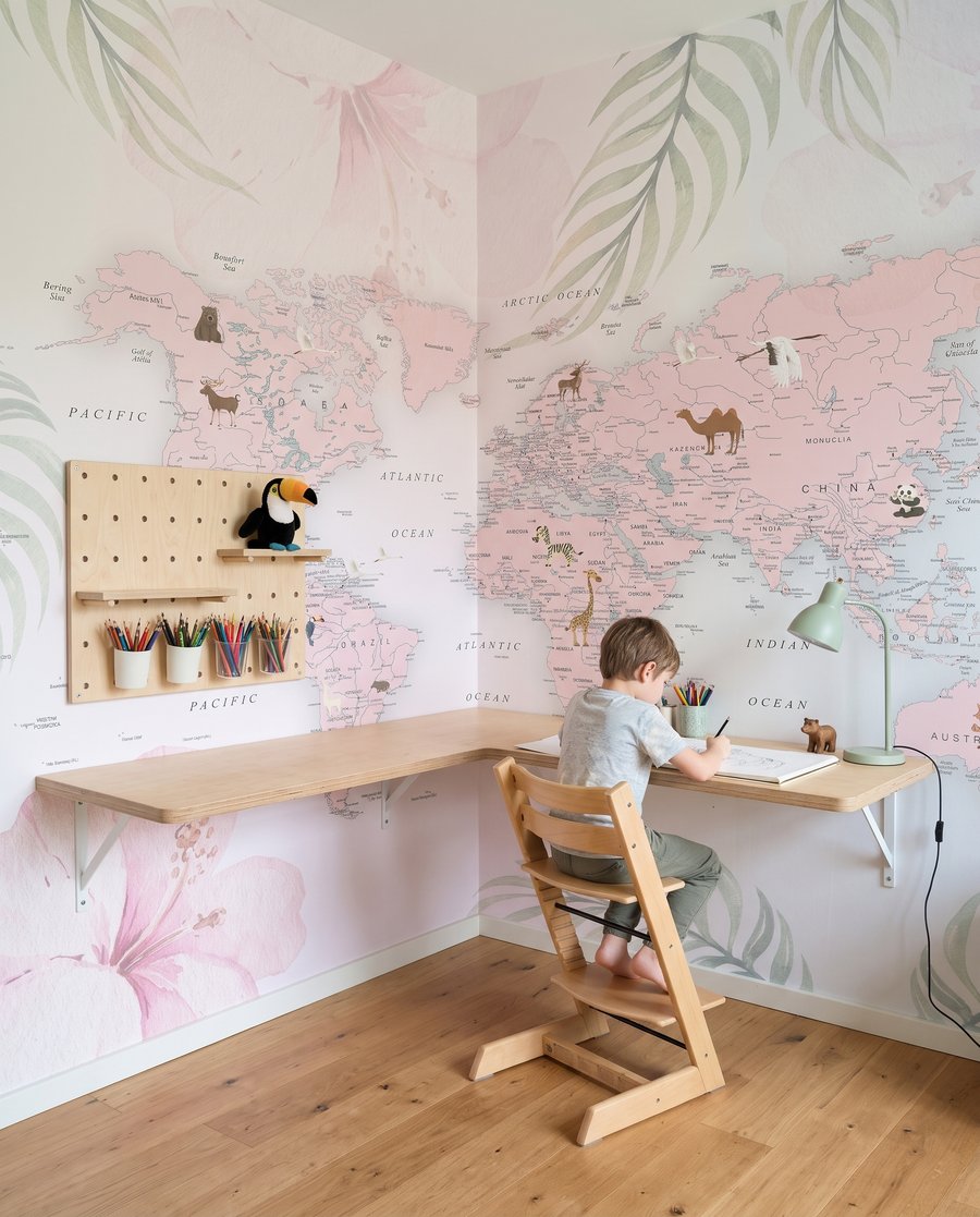 Carte du monde pastel dans un intérieur