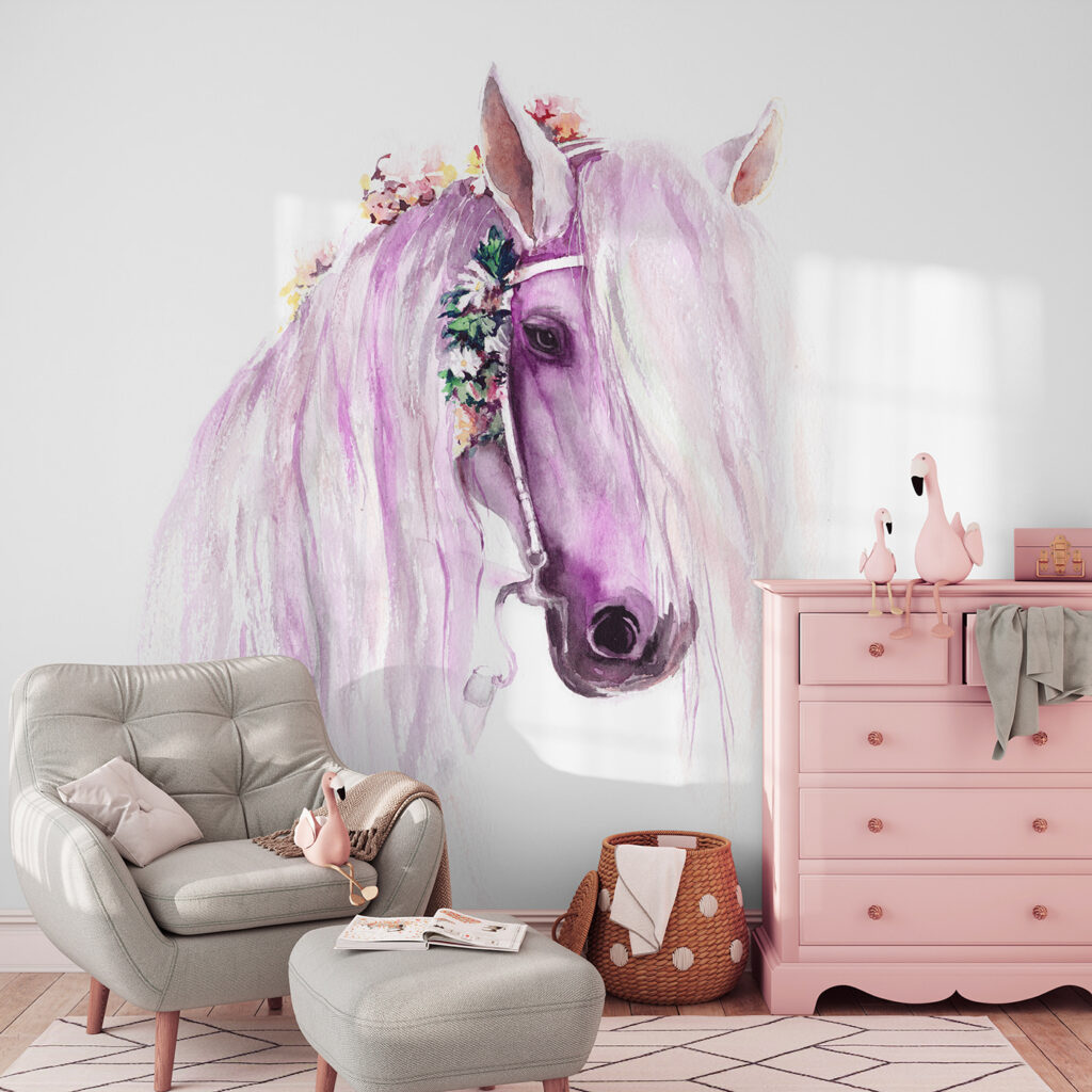 Cheval couronné de fleurs dans un intérieur