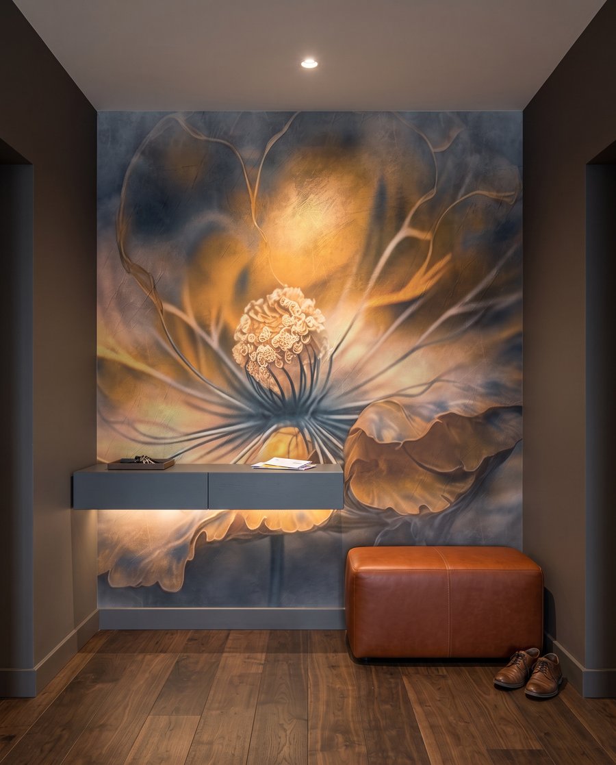 Fleur en lumière d’ambre dans un intérieur