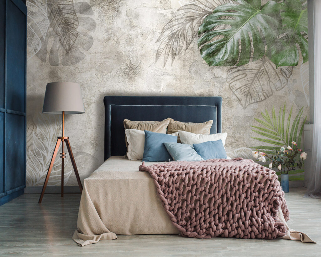 Feuilles sur mur ancien dans un intérieur