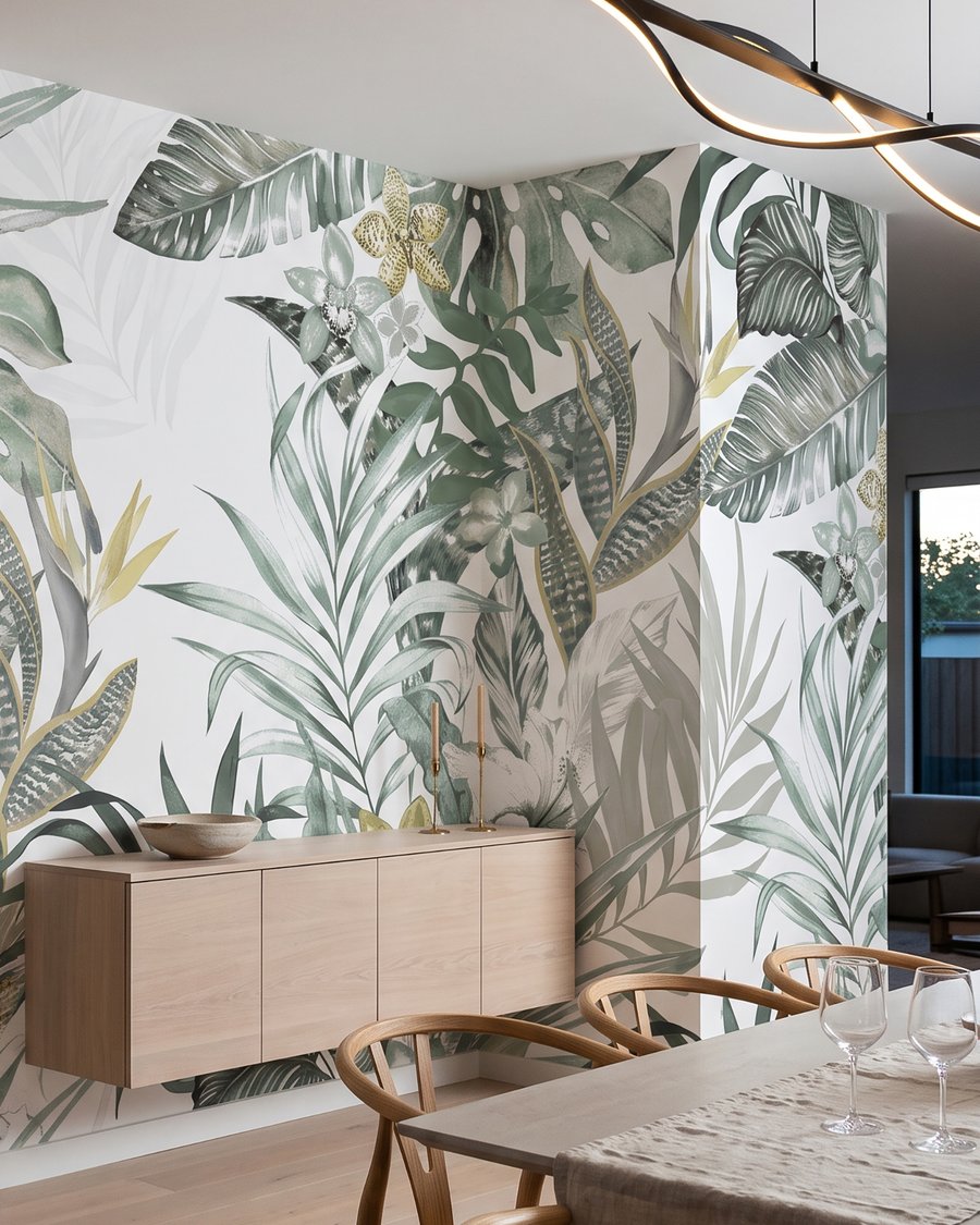 Feuilles tropicales en lignes dans un intérieur