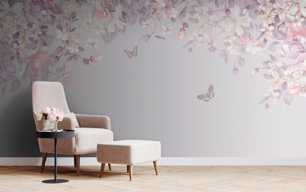 Papillons sous l’arche fleurie dans un intérieur